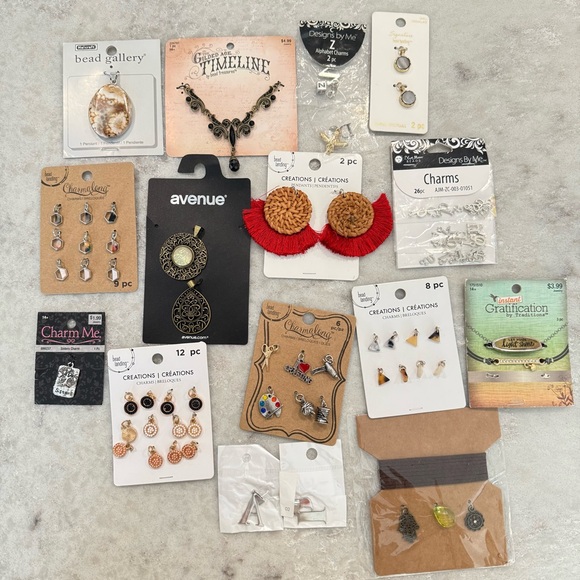 Huge Lot of Jewelry Making Supplies Charms Pendants Findings Beads Crafting DIY - Picture 1 of 9